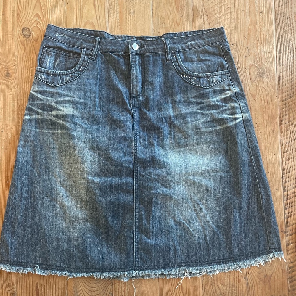 Woman’s Distressed Style J denim skirt